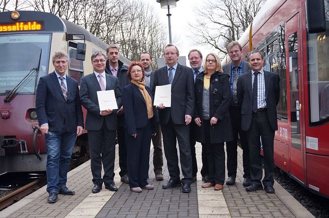 Unterzeichnung des Verkehrsleistungsvertrages (Foto: Sandra Witzel)