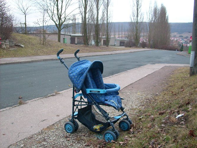 Herrenloser Kinderwagen (Foto: Karl-Heinz Herrmann)