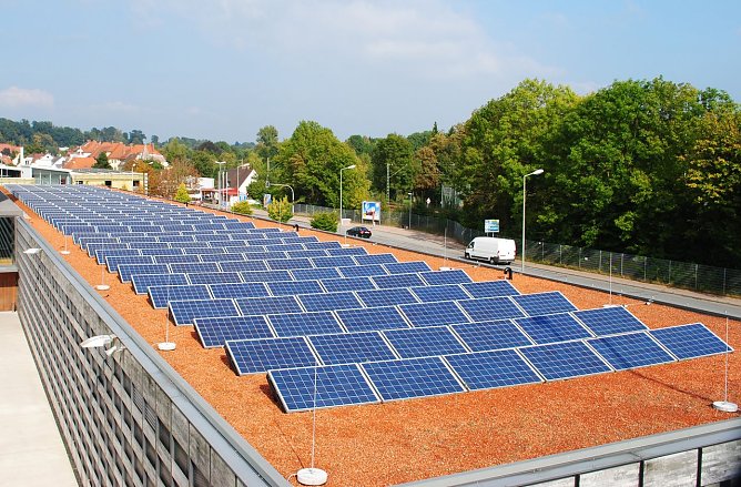 Hightech mit Zukunft vom Handwerker von heute: Auch Solaranlagen sind ein Fall f&uuml;r den Dachdecker. (Foto: HF Redaktion)