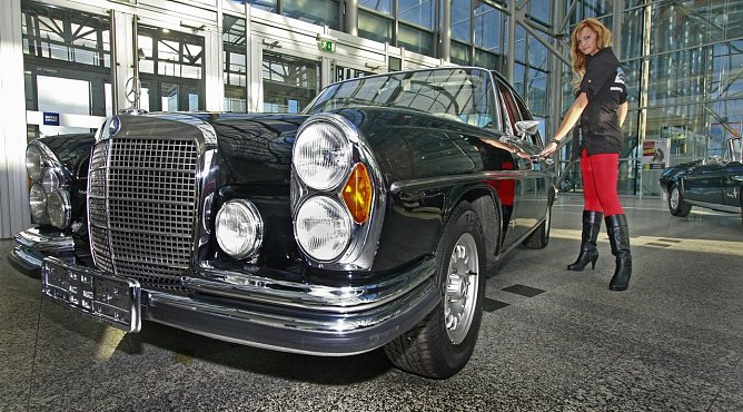 Oldtimer und Model (Foto: Automobil Messe Erfurt)