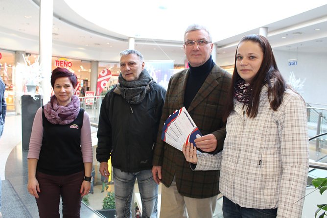 Erl&ouml;s aus Einpackservice f&uuml;r guten Zweck (Foto: Karl-Heinz Herrmann)
