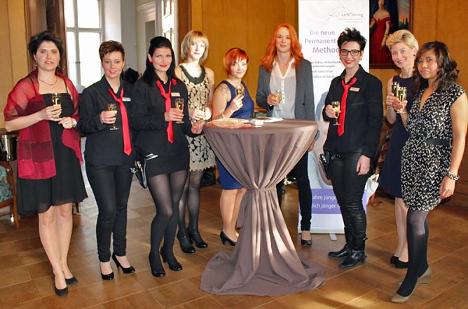 Frauen feierten in der "Hofk&uuml;che" (Foto: Karl-Heinz Herrmann)