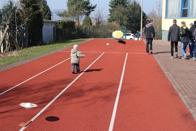 Ansturm an den Fernrohren (Foto: Karl-Heinz Herrmann)
