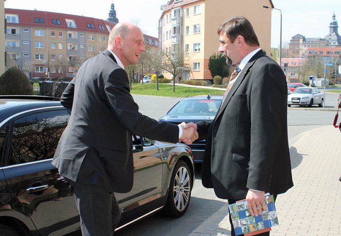 Beeindruckt vom Bürgerzentrum (Foto: Karl-Heinz Herrmann) Beeindruckt vom Bürgerzentrum (Foto: Karl-Heinz Herrmann)