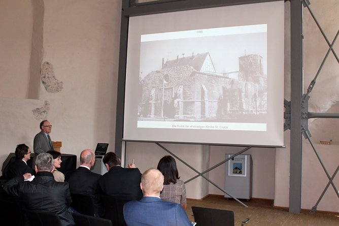 Beeindruckt vom Bürgerzentrum (Foto: Karl-Heinz Herrmann) Beeindruckt vom Bürgerzentrum (Foto: Karl-Heinz Herrmann)