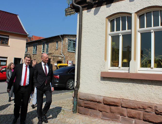 Tiefensee informiert sich &uuml;ber Geolift (Foto: Karl-Heinz Herrmann)