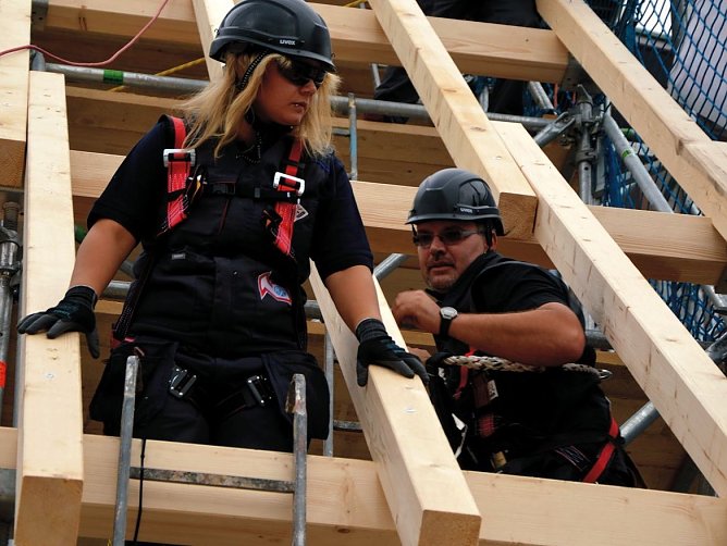 Coole Hand- und Kopf-Werker: Wer das Interesse f&uuml;r vielseitiges Arbeiten mitbringt, ist im Dachdeckerhandwerk am richtigen Platz. (Foto: HF.Redaktion)