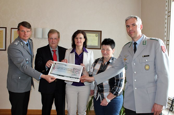 Spendengelder übergeben (Foto: Karl-Heinz Herrmann) Spendengelder übergeben (Foto: Karl-Heinz Herrmann)