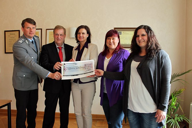 Spendengelder übergeben (Foto: Karl-Heinz Herrmann) Spendengelder übergeben (Foto: Karl-Heinz Herrmann)