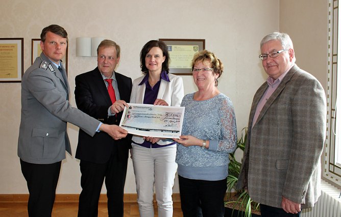 Spendengelder übergeben (Foto: Karl-Heinz Herrmann) Spendengelder übergeben (Foto: Karl-Heinz Herrmann)