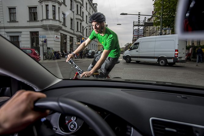 Fahrradhelme getestet (Foto: ADAC)