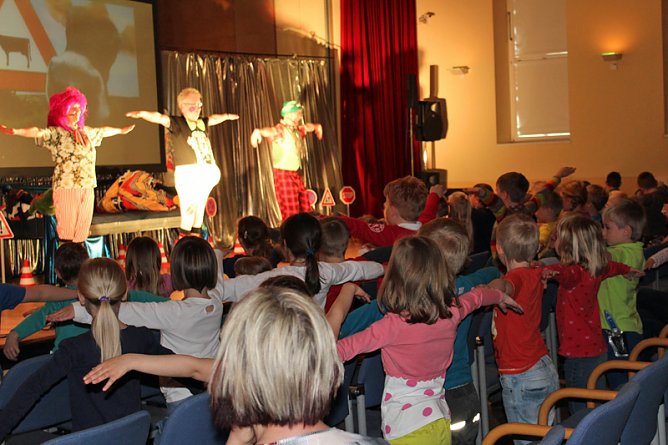 Mit Clown Hajo f&uuml;r mehr Sicherheit (Foto: Karl-Heinz Herrmann)