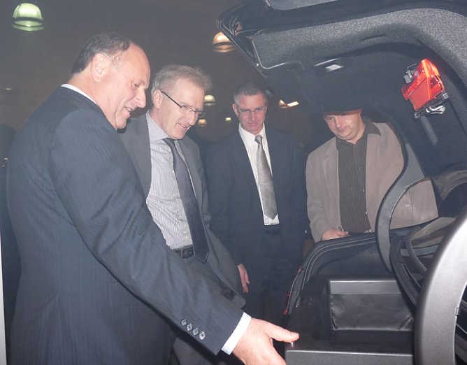 Präsentation E-Klasse (Foto: Karl-Heinz Herrmann) Präsentation E-Klasse (Foto: Karl-Heinz Herrmann)