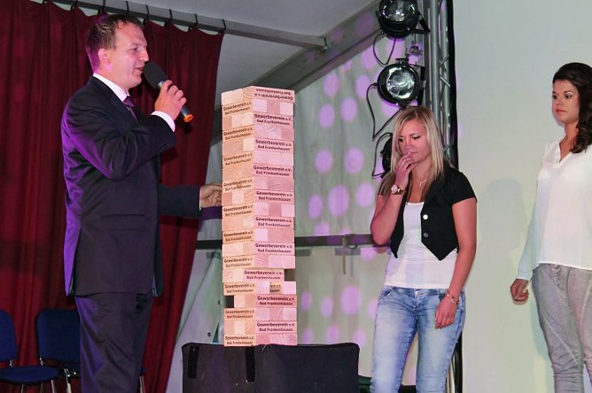 Von der Wahl der Fliederk&ouml;nigin (Foto: Karl-Heinz Herrmann)