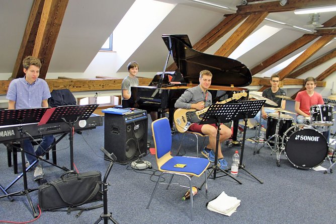 Beim Proben zugeschaut (Foto: Karl-Heinz Herrmann) Beim Proben zugeschaut (Foto: Karl-Heinz Herrmann)