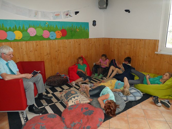 Selle im Leseclub (Foto: Mehrgenerationenhaus Ro&szlig;leben)