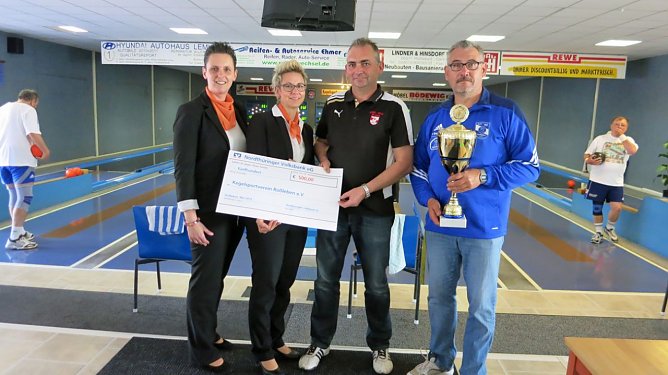 Scheck f&uuml;r Kegelsportverein (Foto: Knut Herzau)