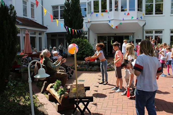 Schüler helfen in AWO-Einrichtungen (Foto: Karl-Heinz Herrmann) Schüler helfen in AWO-Einrichtungen (Foto: Karl-Heinz Herrmann)