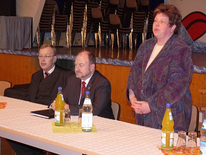 Arbeitsgespräch in Bendeleben (Foto: Karl-Heinz Herrmann) Arbeitsgespräch in Bendeleben (Foto: Karl-Heinz Herrmann)