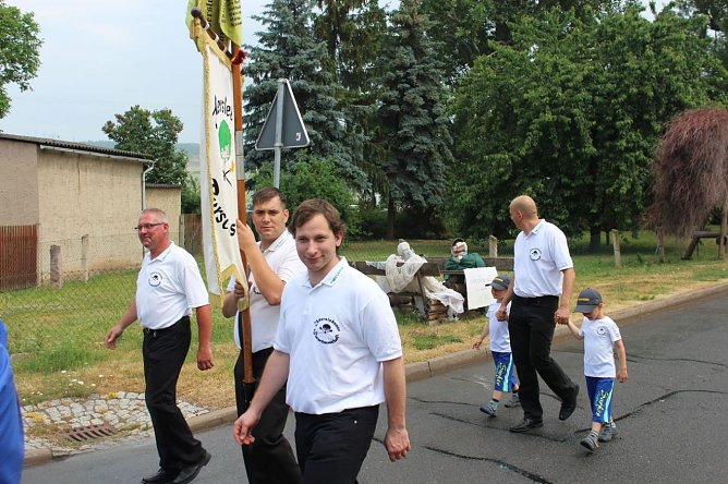Festumzug in Udersleben (Foto: Karl-Heinz Herrmann) Festumzug in Udersleben (Foto: Karl-Heinz Herrmann)