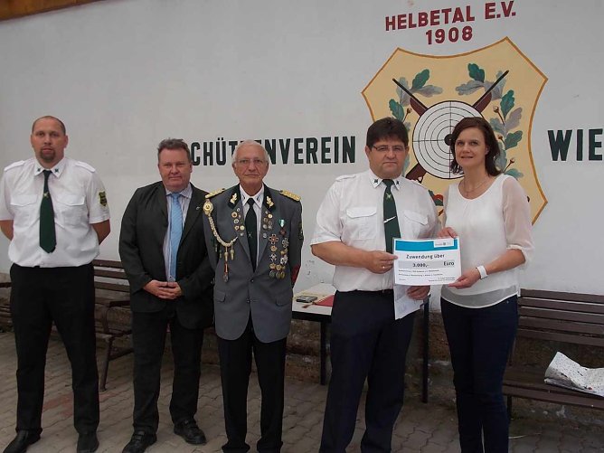 Sch&uuml;tzen erhielten Geld (Foto: Wahlkreisb&uuml;ro Dorothea Marx)