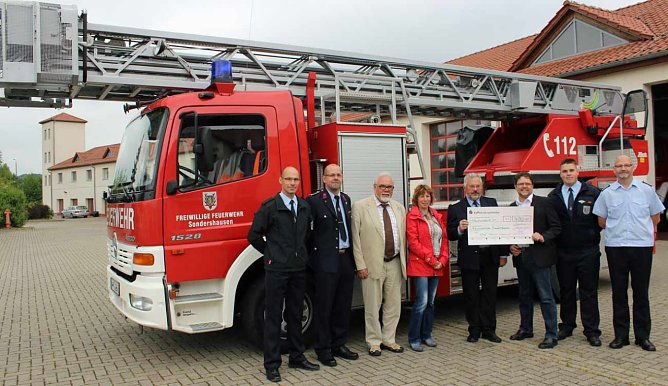 Anerkennung für die Feuerwehren (Foto: Karl-Heinz Herrmann) Anerkennung für die Feuerwehren (Foto: Karl-Heinz Herrmann)
