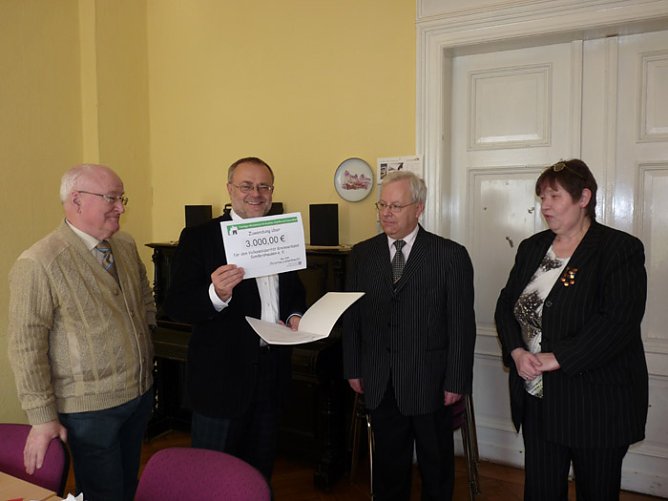 &Uuml;bergabe Lottomittel (Foto: Karl-Heinz Herrmann)