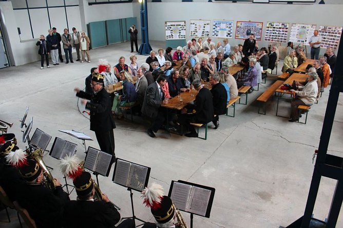 Bergleute feiern auch im Regen (Foto: Karl-Heinz Herrmann)