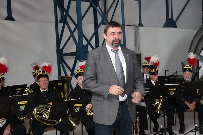 Bergleute feiern auch im Regen (Foto: Karl-Heinz Herrmann)