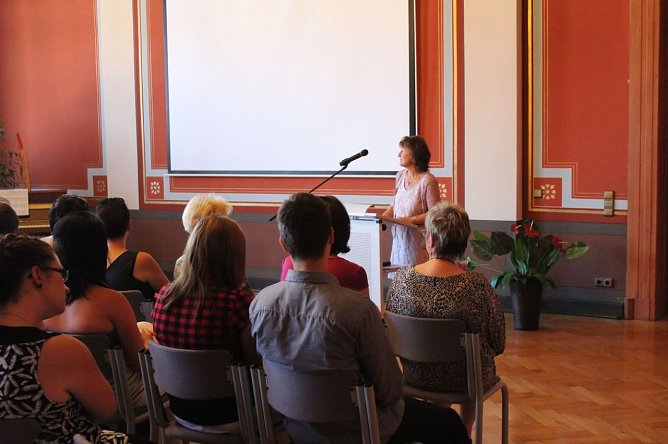 Feierlich Zeugnisse erhalten (Foto: Karl-Heinz Herrmann)