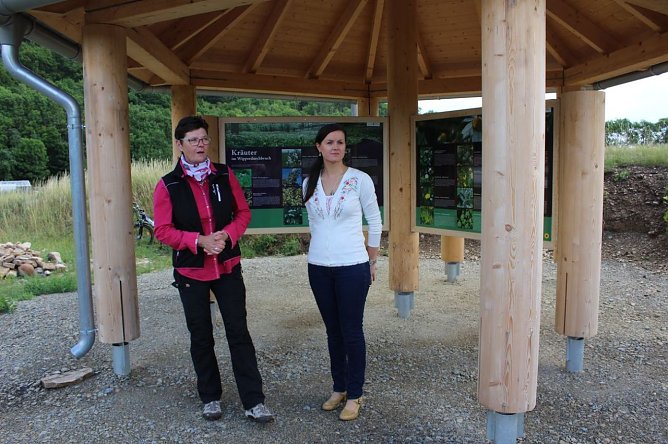 Informationspunkt für Touristen übergeben (Foto: Karl-Heinz Herrmann) Informationspunkt für Touristen übergeben (Foto: Karl-Heinz Herrmann)