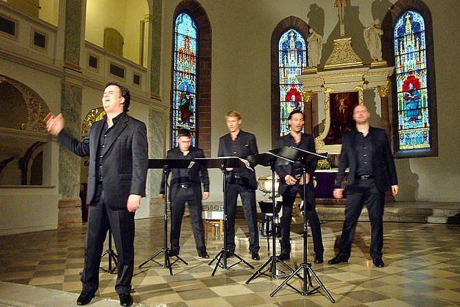 F&uuml;nf M&auml;nnerstimmen lassen die Unterkirche erklingen (Foto: Peter Zimmer)