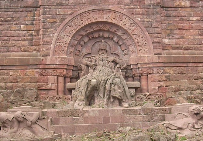 Am Kyffh&auml;user-Denkmal (Foto: Karl-Heinz Herrmann)
