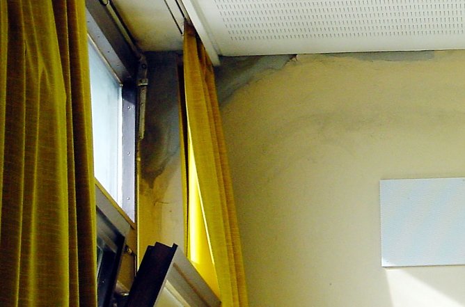 Wer bei der Wasserabf&uuml;hrung mit Do-it-yourself sparen will, zahlt meist drauf: Feuchtigkeitssch&auml;den im Mauerwerk sind die Folge (Foto: HF Redaktion)