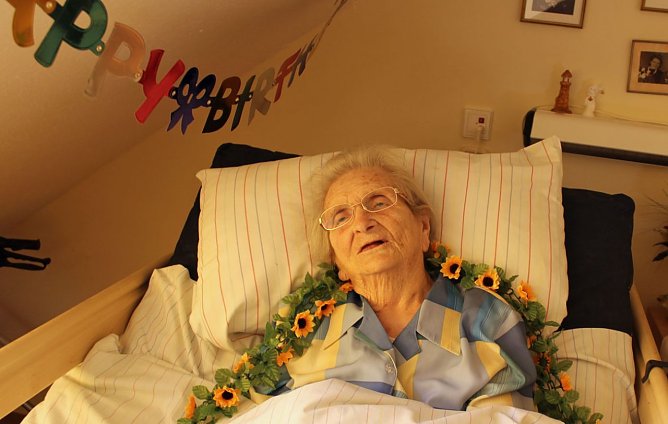 Glückwunsch zum 100. Geburtstag (Foto: Karl-Heinz Herrmann) Glückwunsch zum 100. Geburtstag (Foto: Karl-Heinz Herrmann)