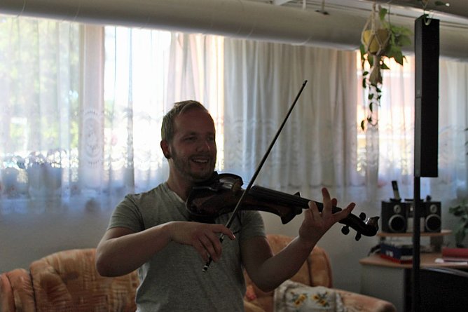 Wohnzimmerkonzert besonders nett eingelöst (Foto: Karl-Heinz Herrmann) Wohnzimmerkonzert besonders nett eingelöst (Foto: Karl-Heinz Herrmann)