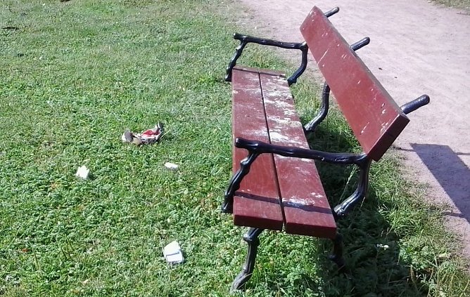 M&uuml;llbeh&auml;lter im Schlosspark (Foto: Karl-Heinz Herrmann)