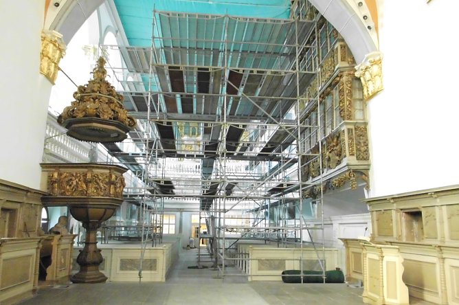 Ger&uuml;ste in der Sondersh&auml;user Trinitatiskirche (Foto: Uta K&ouml;stler)