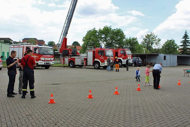 Feuerwache mit offener T&uuml;r (Foto: Karl-Heinz Herrmann)