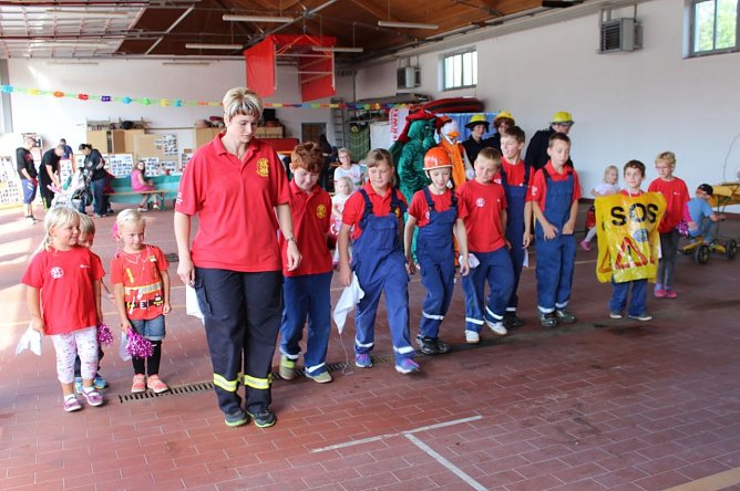 Feuerwehr zeigte sich (Foto: Karl-Heinz Herrmann) Feuerwehr zeigte sich (Foto: Karl-Heinz Herrmann)