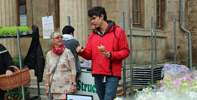 Pflanzenmarkt gestartet (Foto: Karl-Heinz Herrmann) Pflanzenmarkt gestartet (Foto: Karl-Heinz Herrmann)