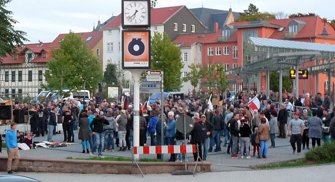 Demonstration und Gegendemonstration (1) (Foto: Karl-Heinz Herrmann)