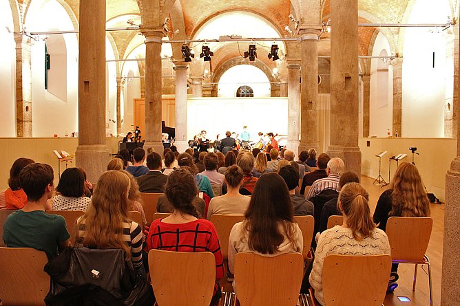 Teils ungewohnte Kl&auml;nge im Marstall (Foto: Karl-Heinz Herrmann)