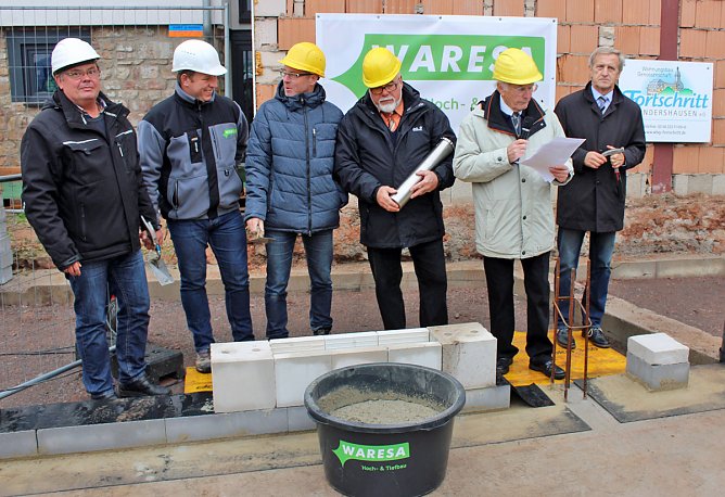 Grundsteinlegung f&uuml;r neues Wohn- und Gesch&auml;ftshaus (Foto: Karl-Heinz Herrmann)