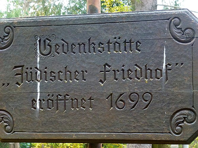 Rundgang auf J&uuml;dischem Friedhof (Foto: J&uuml;rgen Kieper)