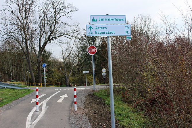 Radweg durch Frankenhausen nutzbar, aber... (Foto: Karl-Heinz Herrmann) Radweg durch Frankenhausen nutzbar, aber... (Foto: Karl-Heinz Herrmann)