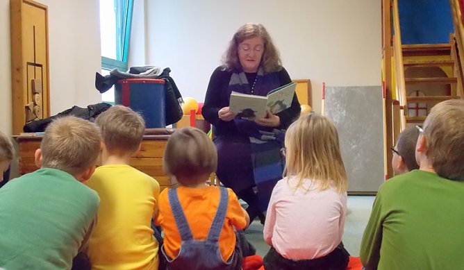 Marx las vor Kindern (Foto: Wahlkreisb&uuml;ro Dorothea Marx)