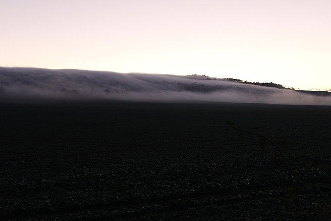 Der Nebel kriecht ins Tal (Foto: Karl-Heinz Herrmann)