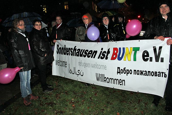 Demonstration und Gegendemonstration (2) (Foto: Karl-Heinz Herrmann)