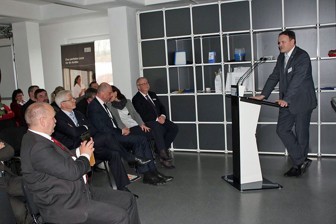 Wirtschaftsminister zum Unternehmerfrühstück bei Sonlux (Foto: Karl-Heinz Herrmann) Wirtschaftsminister zum Unternehmerfrühstück bei Sonlux (Foto: Karl-Heinz Herrmann)